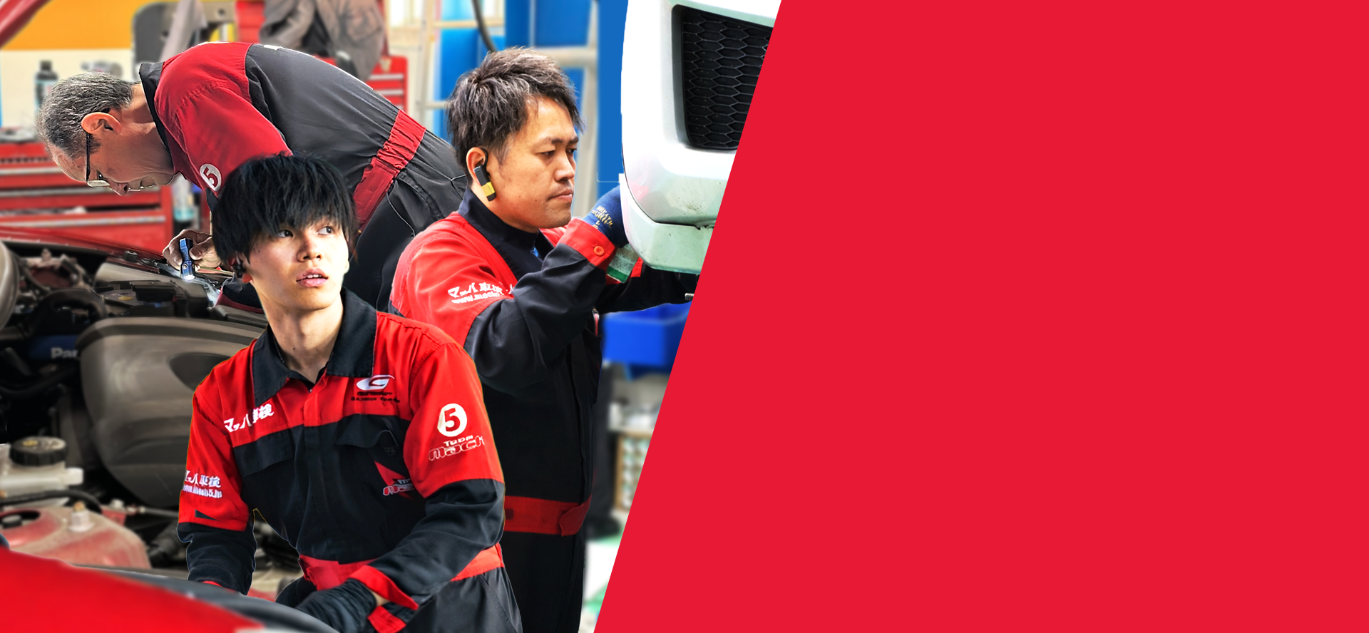 社員が車検を行っている様子の画像