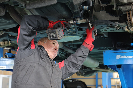 車の点検をしている様子の写真