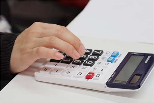 費用の計算をしている様子の写真